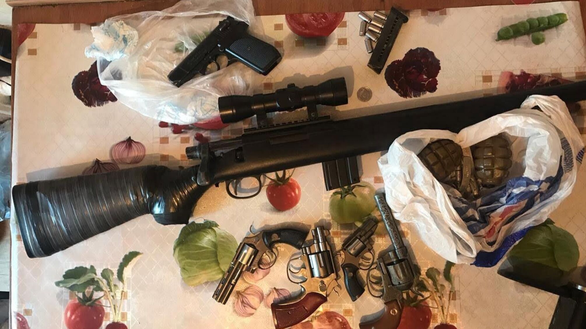 На Дніпропетровщині чоловік тримав у себе цілий арсенал зброї (ФОТО)