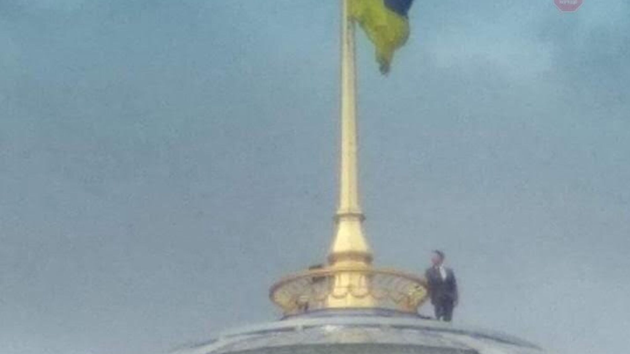 Зеленський, це ти? – У столиці схожий на президента чоловік заліз на дах парламенту, щоб зробити селфі (ФОТО)