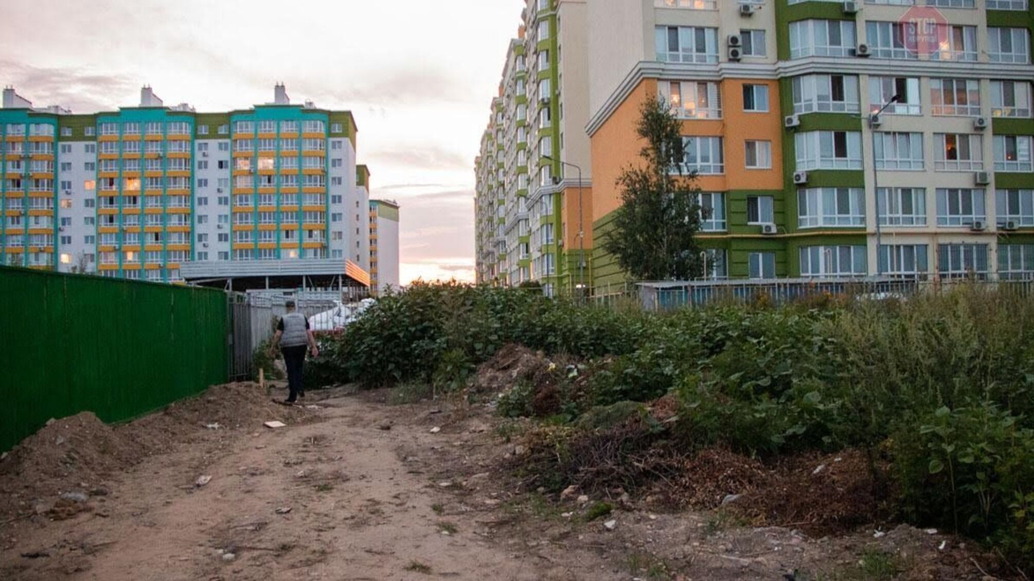Прогримів вибух: на Київщині мешканців ЖК налякала закривавлена дівчина, що приповзла просити про допомогу