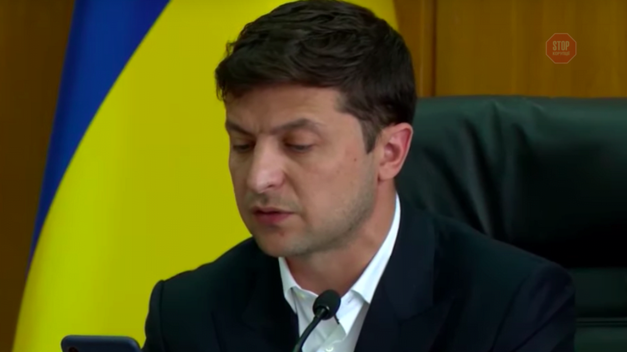 “Вийди звідси, розбійник!”, – Зеленський у прямому ефірі накричав на чиновника (ВІДЕО)
