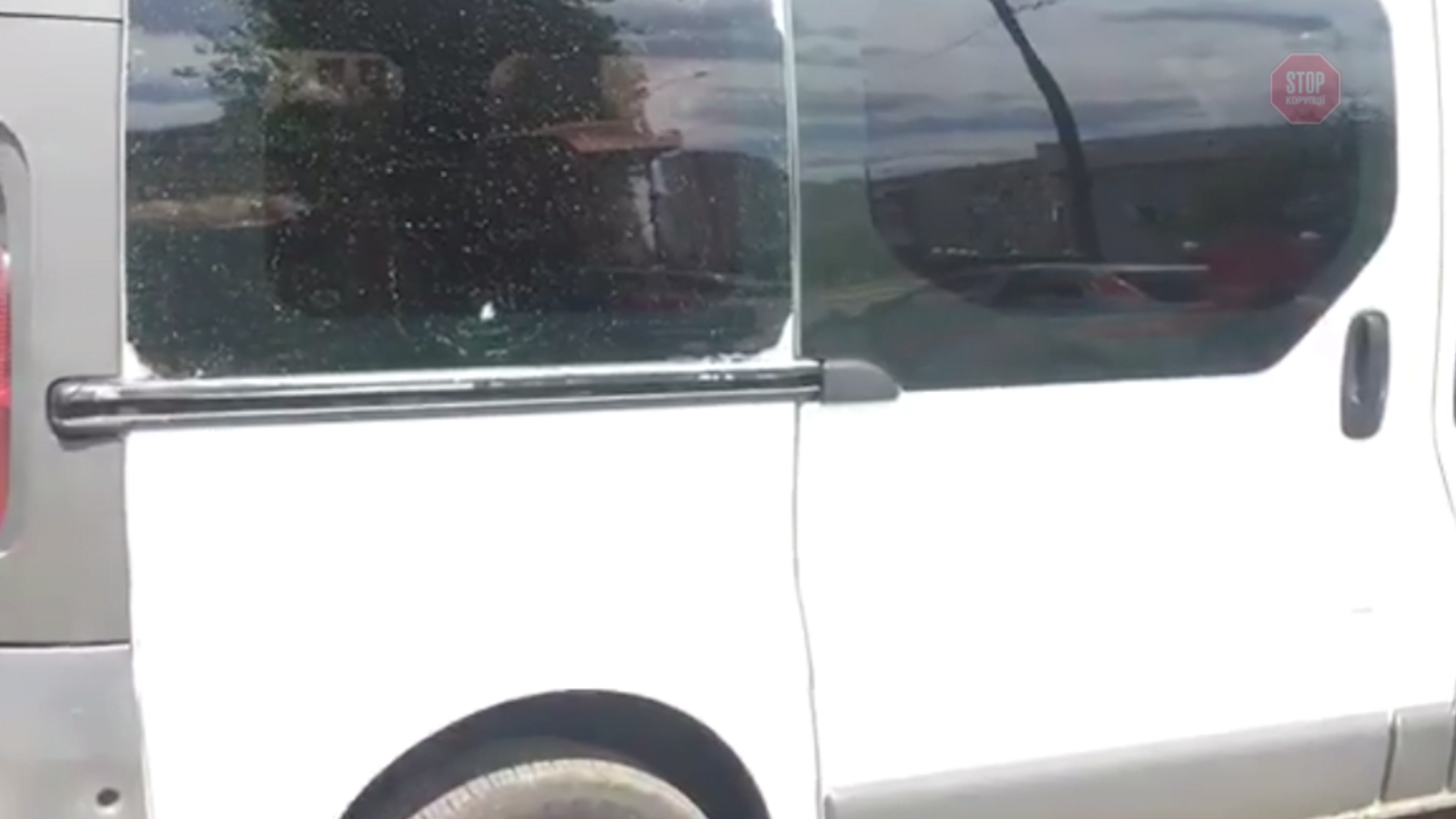 На столичній Оболоні посеред дня невідомі обстріляли припаркований автомобіль (ВІДЕО)