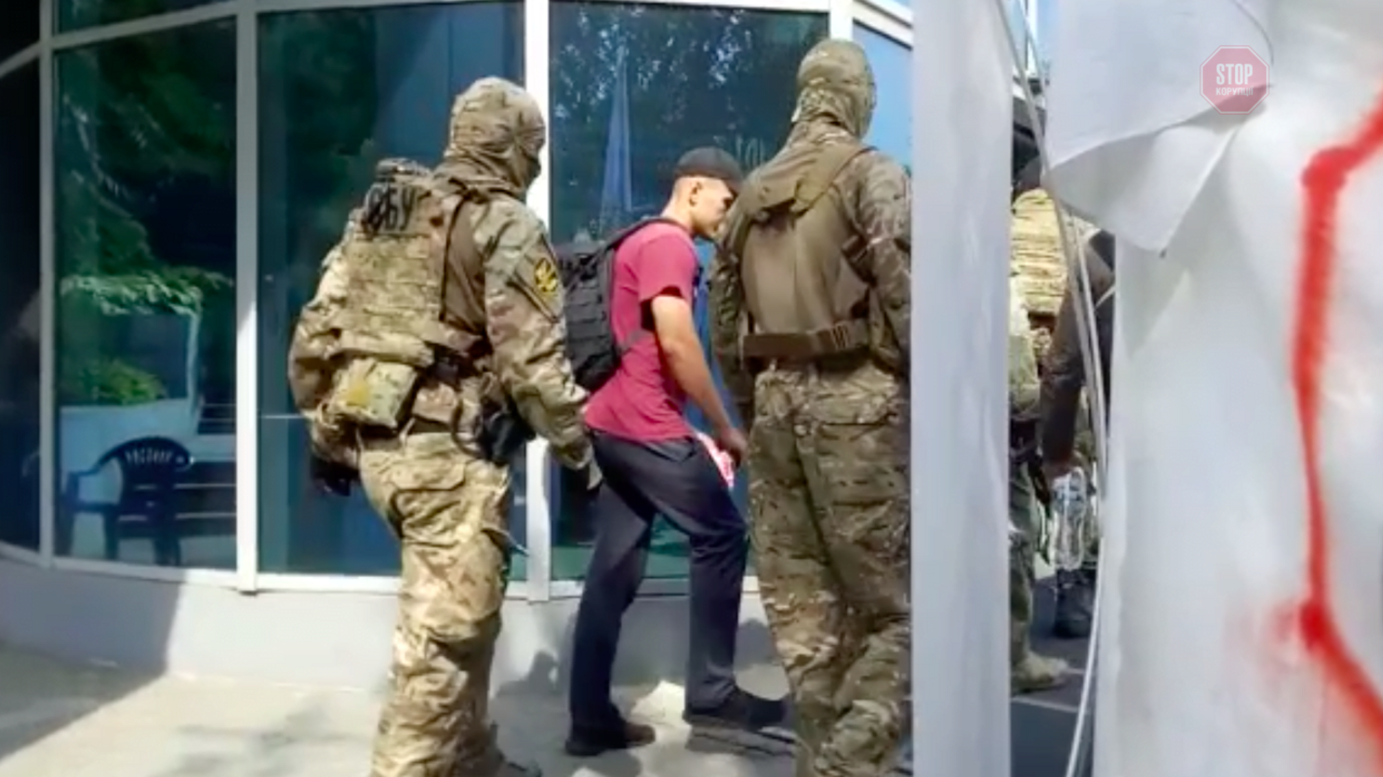 В балаклавах та з ломами – до ДФС у Дніпрі прибули представники СБУ та ДБР (ВІДЕО)