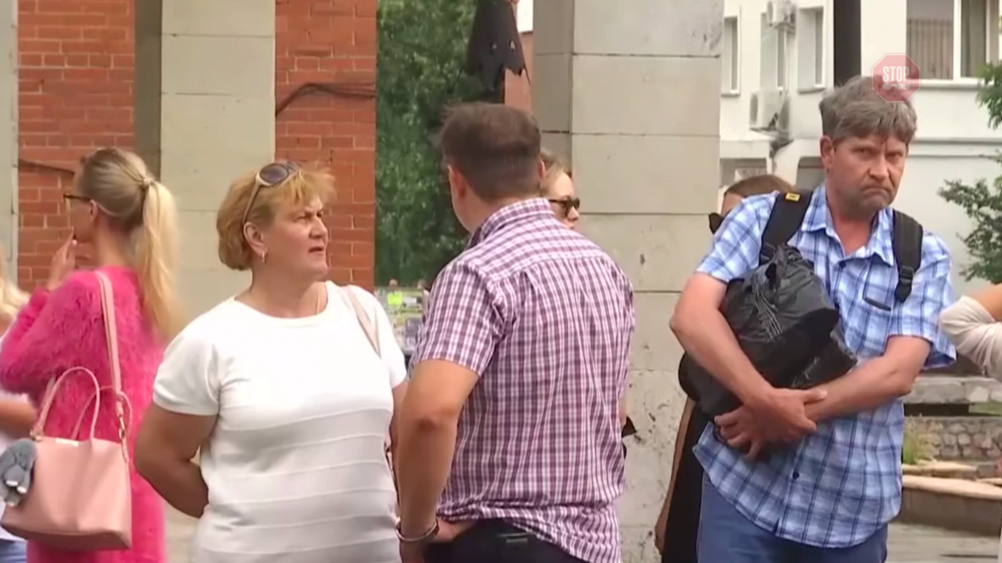 У Славутичі люди погрожують народним судом, якщо вірменських вбивць екс-військового Юрія Булата відпустять на волю (відео)