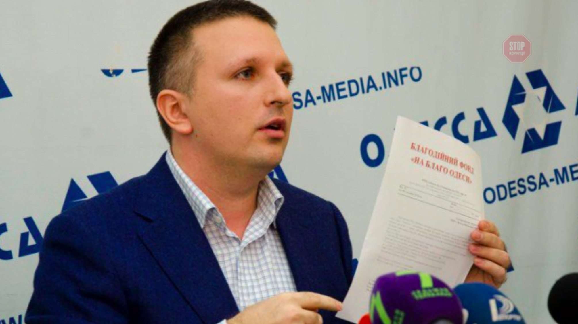 В Одесі на 136 окрузі одіозний Голубов займається підкупом виборців: на дільницях виборцям показують, де ставити галочку «за» кандидата Голубова (відео)