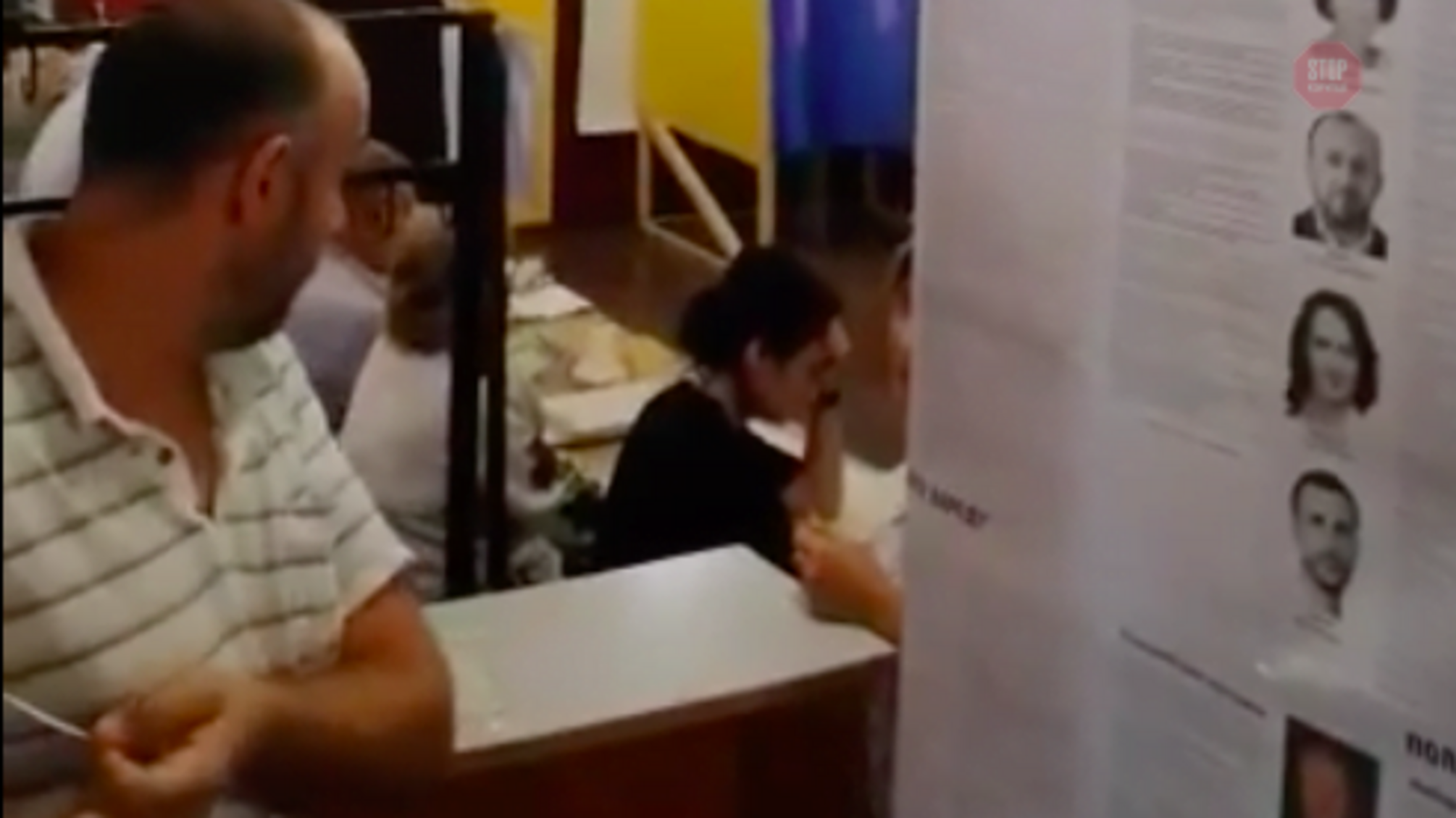 “Мені може у вазон сходити?”: у Черкасах невідомий намагався прорватись в туалет через членів ДВК (відео)