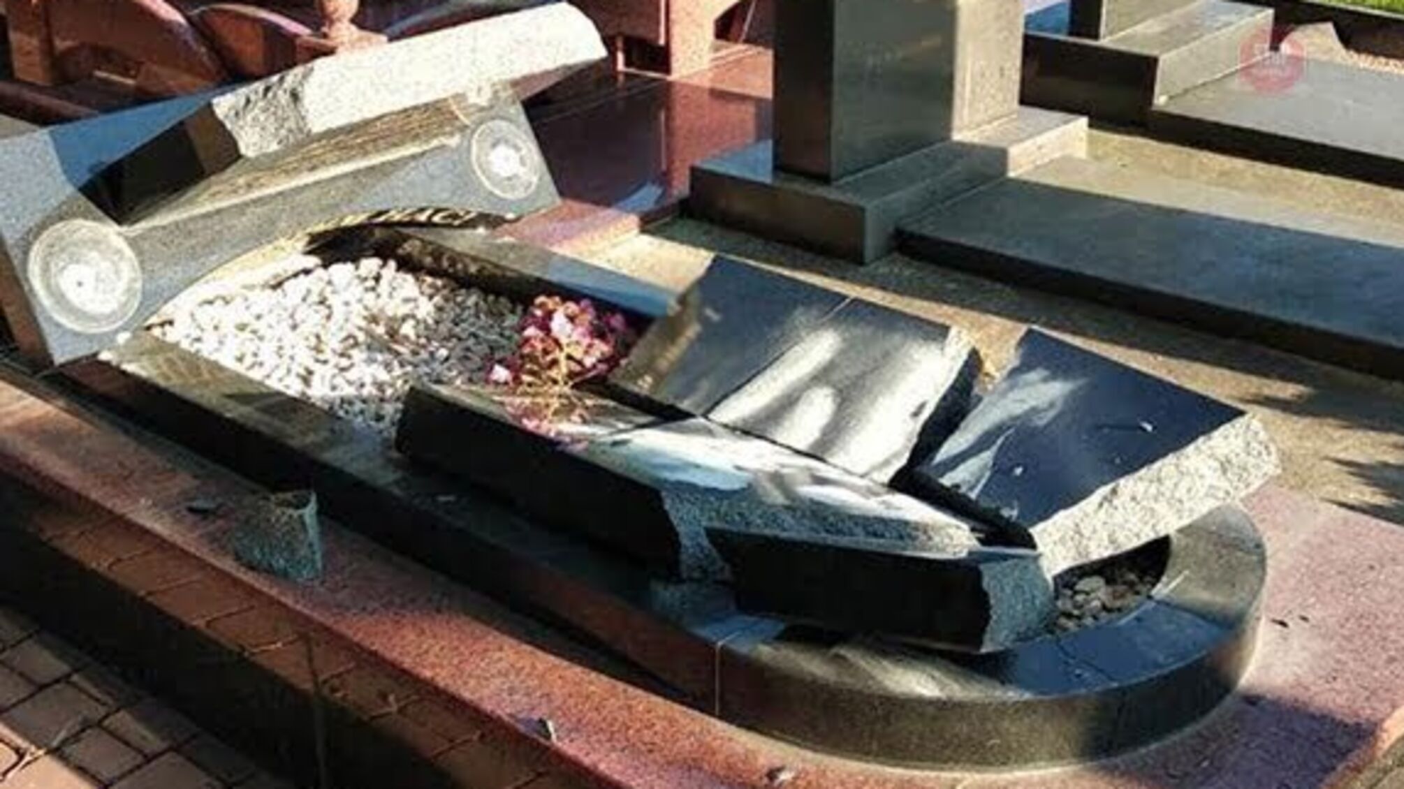 На Житомирщині вандали зруйнували могили бійців АТО (ФОТО)