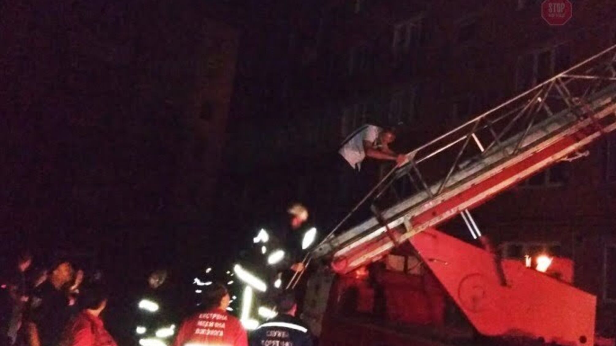 40 евакуйованих: у Вінниці з палаючого гуртожитку рятували людей (ФОТО)