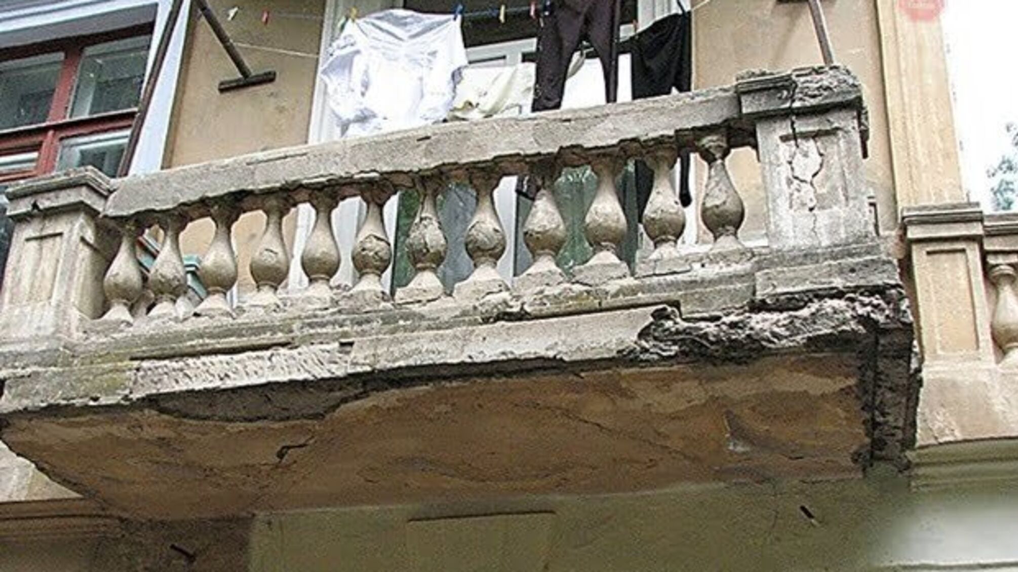 У Львові 14-річна дівчина випала з балкона багатоповерхівки