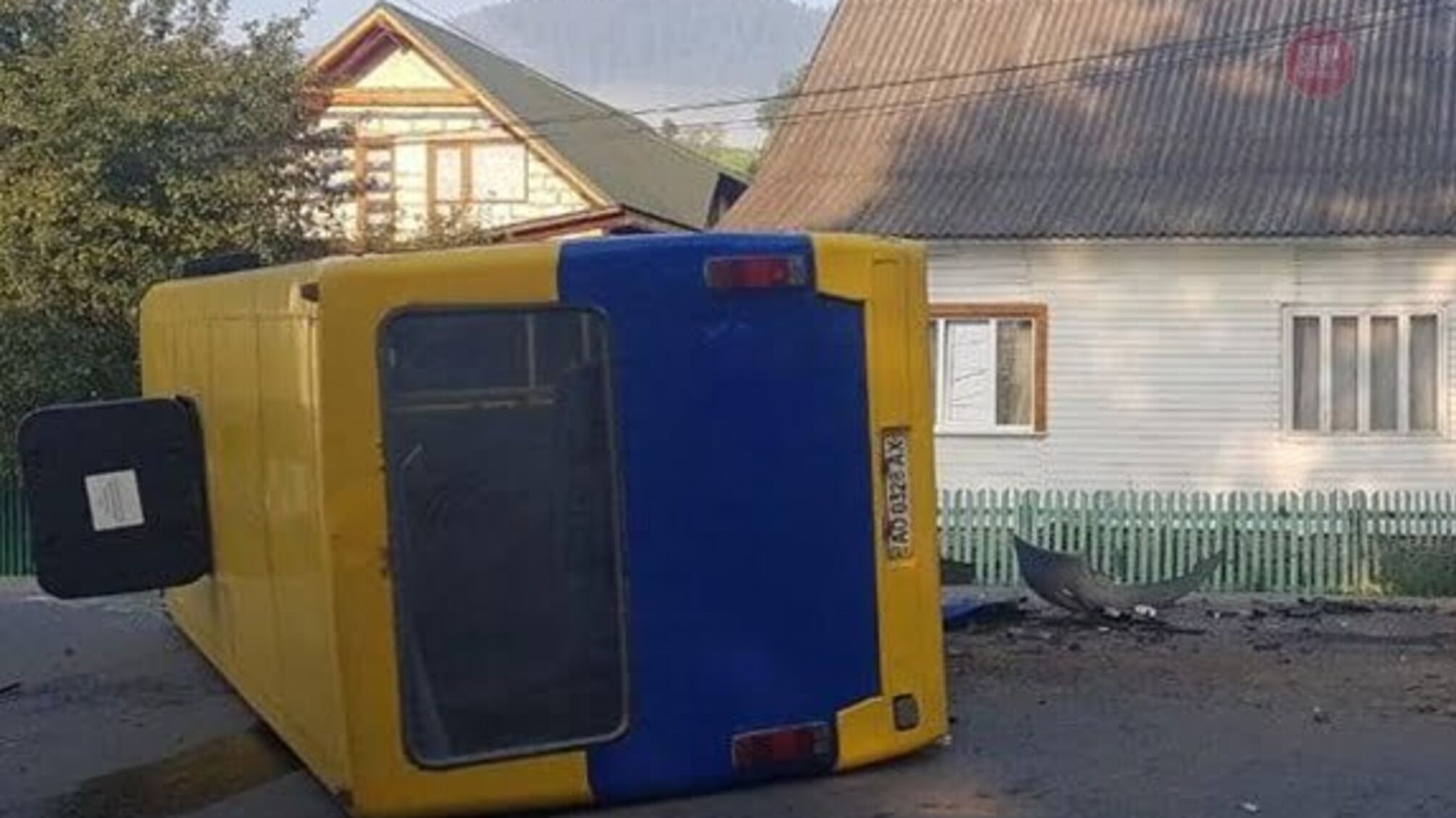 На Закарпатті автобус потрапив в ДТП, є постраждалі (фото)