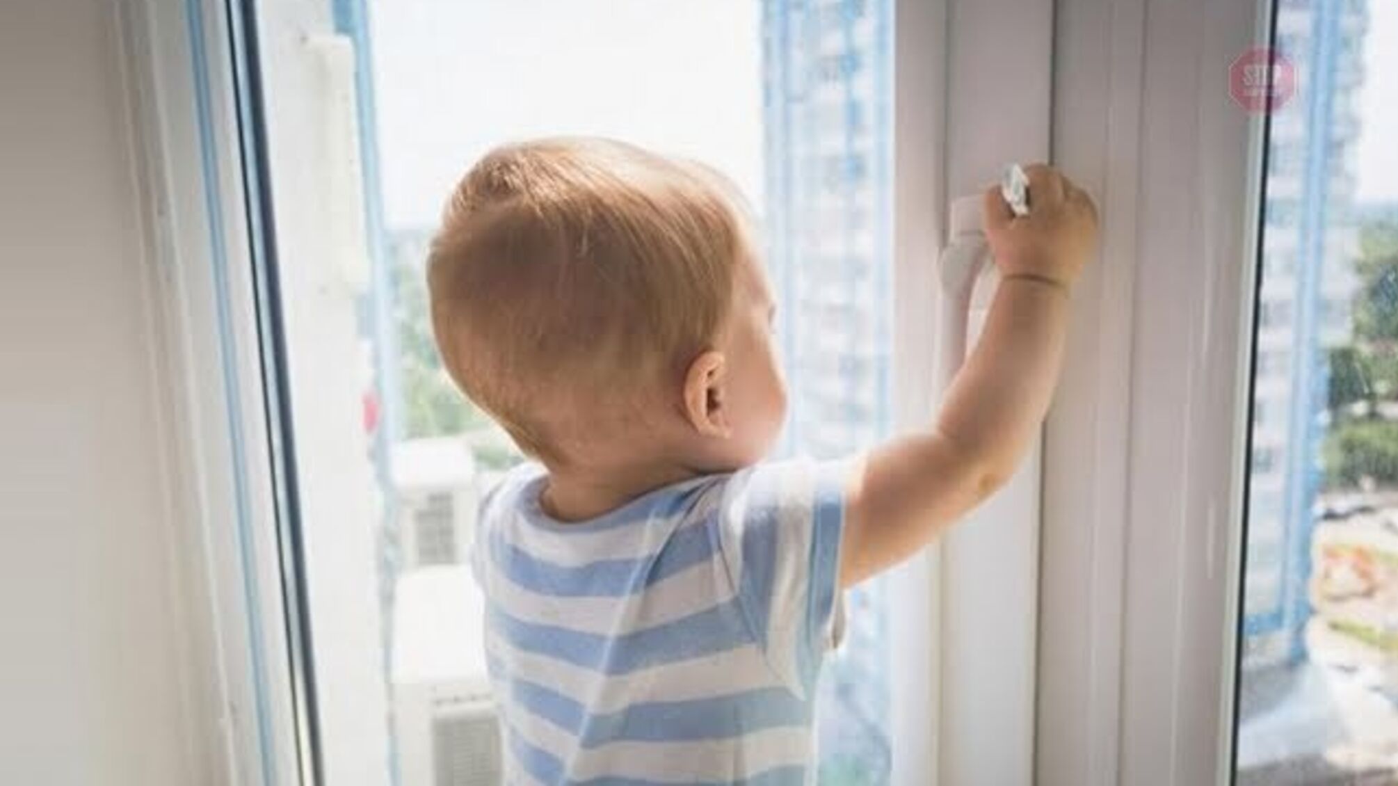 Смерть через вікна: на Полтавщині двоє дітей випали з багатоповерхівок через москітні сітки