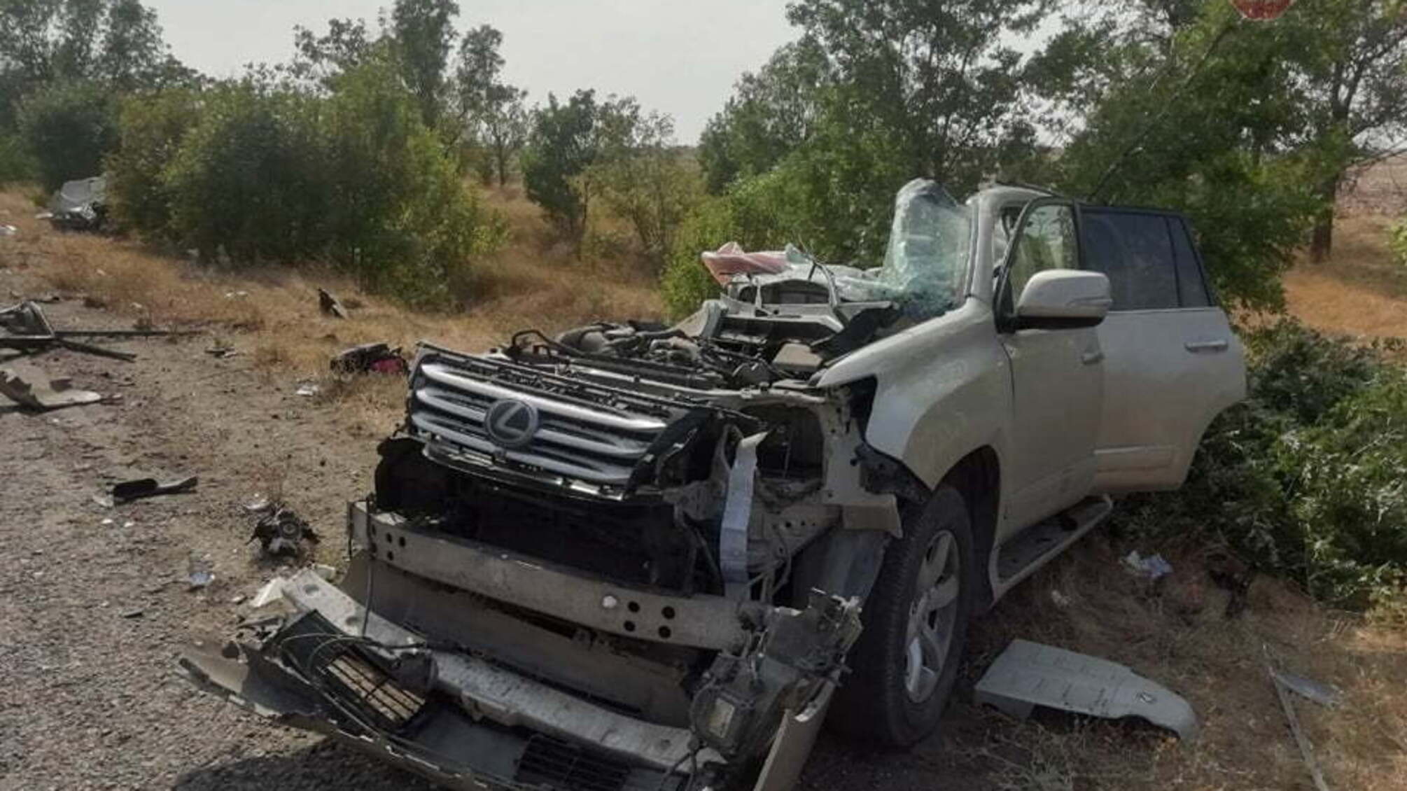 На Херсонщині внаслідок ДТП авто розірвало навпіл, є жертви (фото)