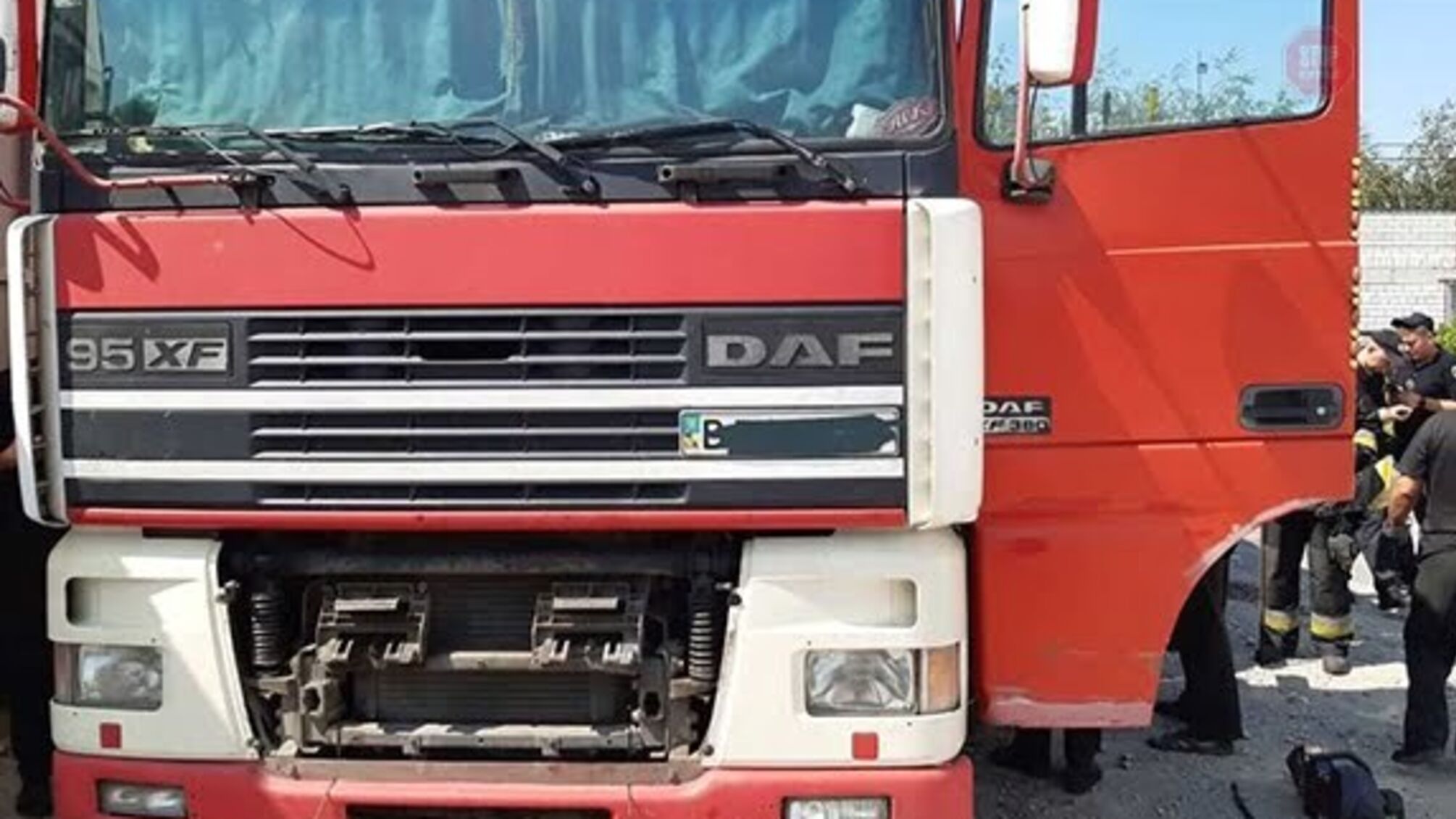 На Дніпропетровщині чоловік загинув під час ремонту фури (ФОТО 18+)