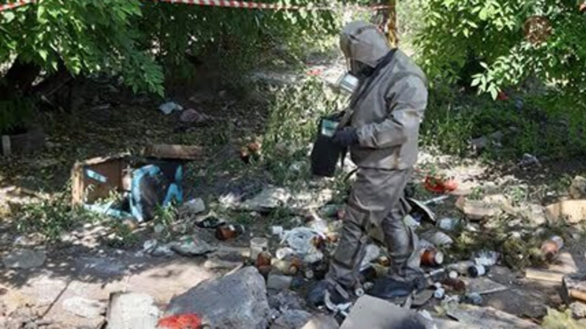 У Миколаєві троє дітей, граючись на вулиці, отримали опіки сірчаною кислотою (фото)