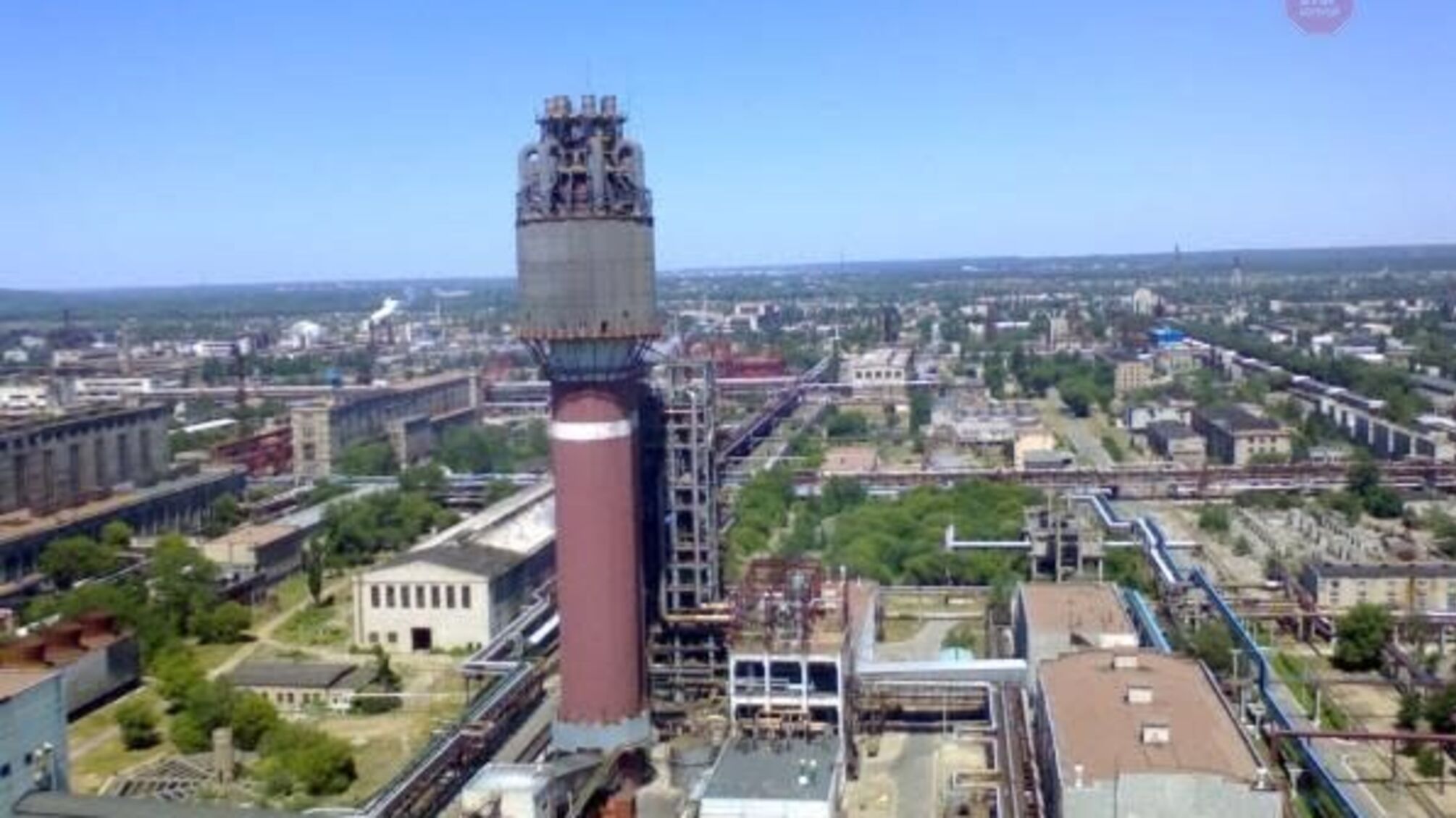 Небезпечні аромати: чи загрожує мешканцям Сіверськодонецька пошкоджена труба заводу?