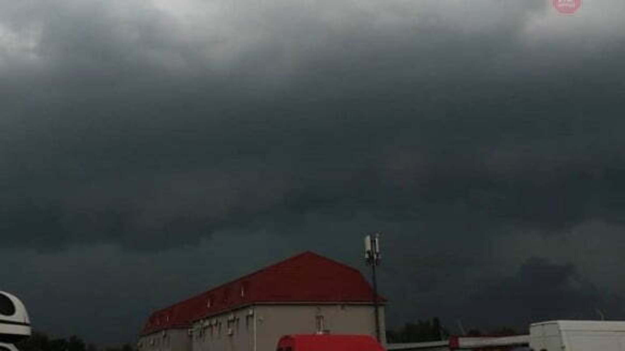 Негода триває: населені пункти 5 областей без світла, а в Україні знову погіршення погоди