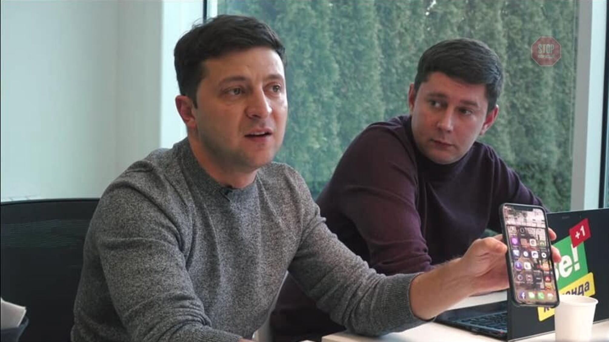 Фото Зеленського з телефоном вразило соцмережі: на знімку помітили знакову деталь, яка заборонена в Україні