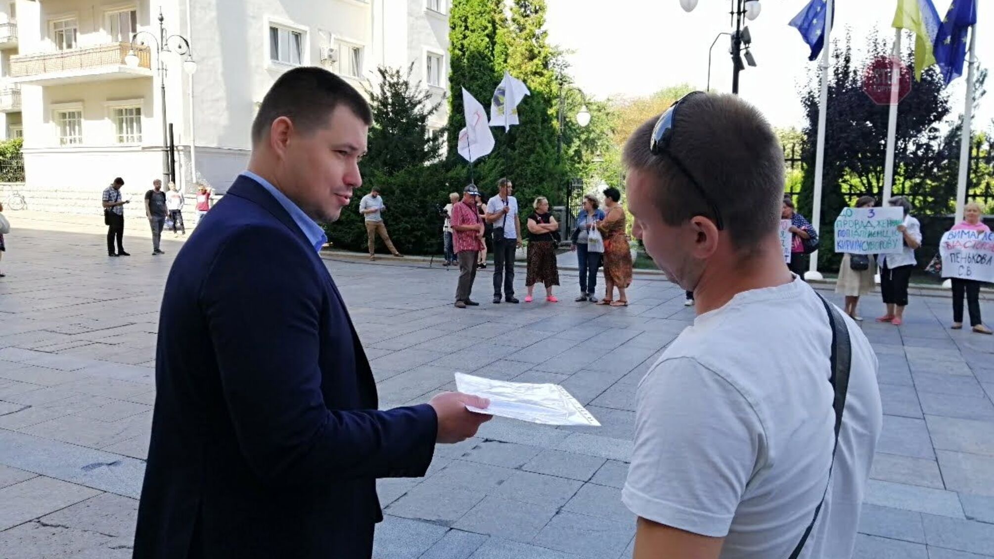 Ахметов вийшов з Офісу Президента, щоб поспілкуватися з активістами – фото