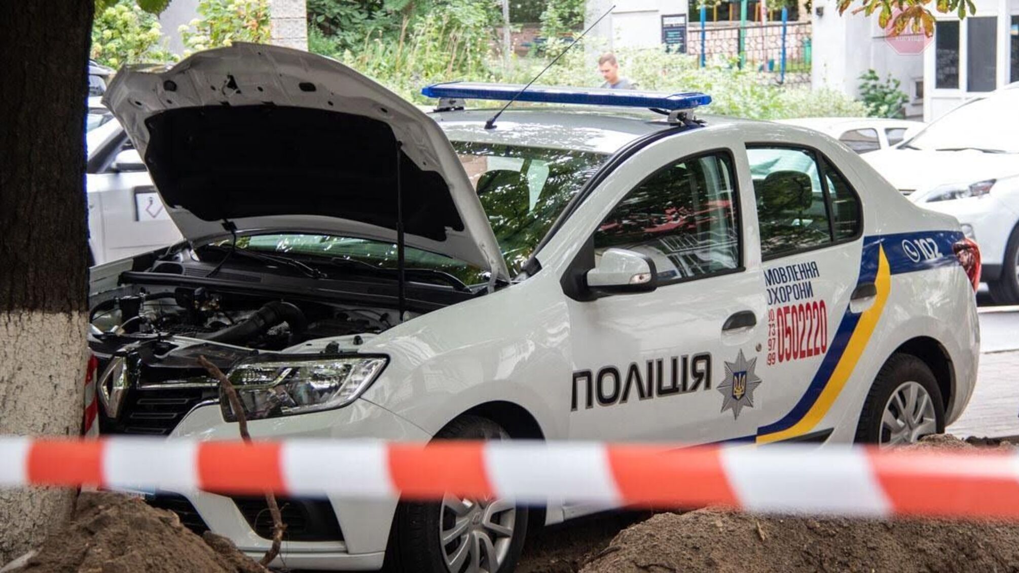 У столиці автомобіль держохорони врізався в дерево: водій загинув, але не внаслідок ДТП (фото)