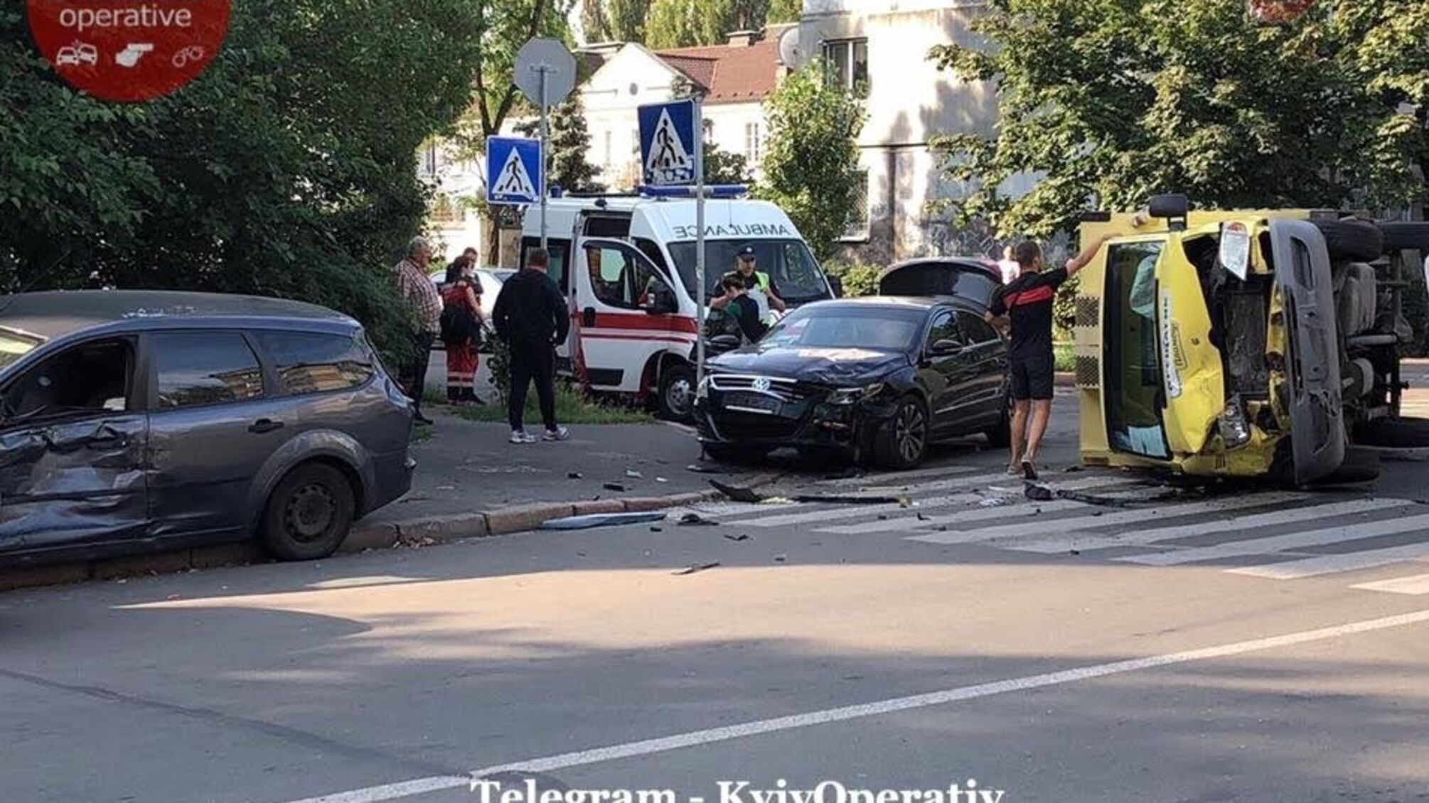 Молочні ріки: у Києві вантажівка з морозивом втрапила в ДТП (фото)