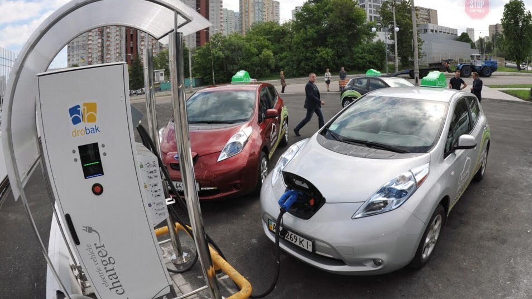 Адвокат Богдан Хмельницький прокоментував закон про окремі парковки для електрокарів