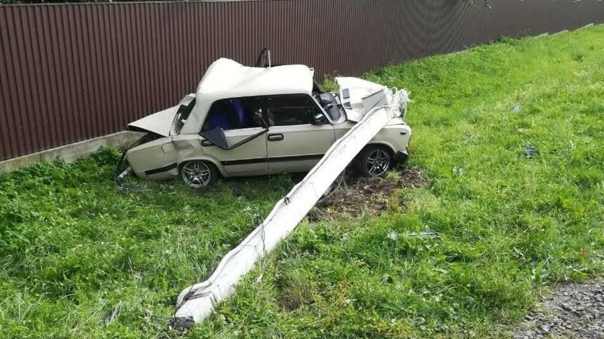 На Львівщині фура знесла з траси легковик, 7-річна дитина загинула на місці (фото)