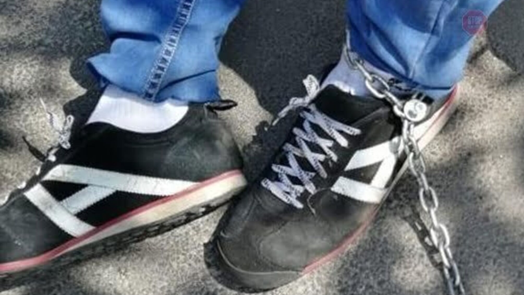 На Київщині таксист прикував пасажира ланцюгом у підвалі (ФОТО)