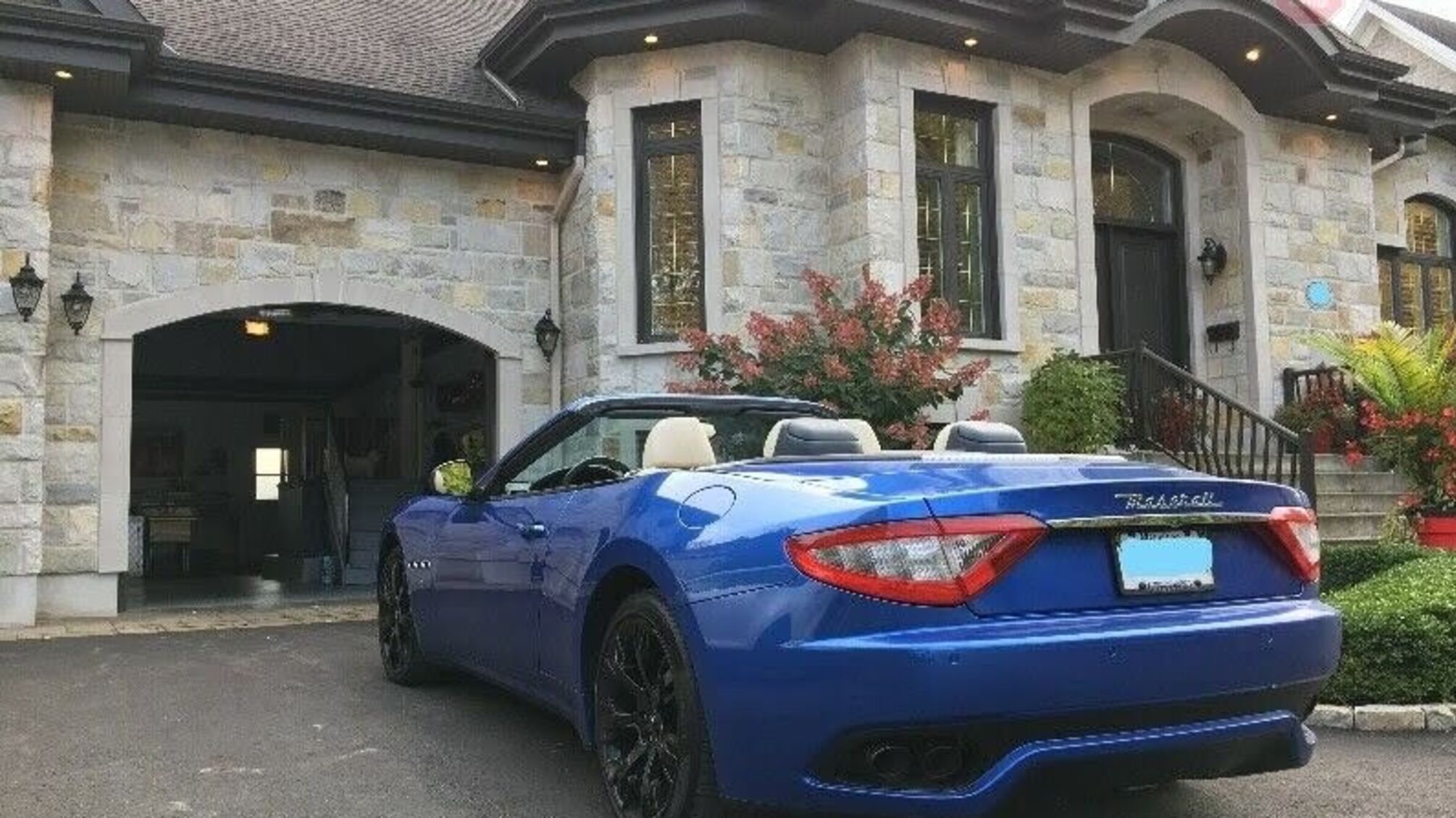 Підіймають сотні тисяч доларів та їздять на 'Мазераті': як живуть сучасні 'работоргівці'