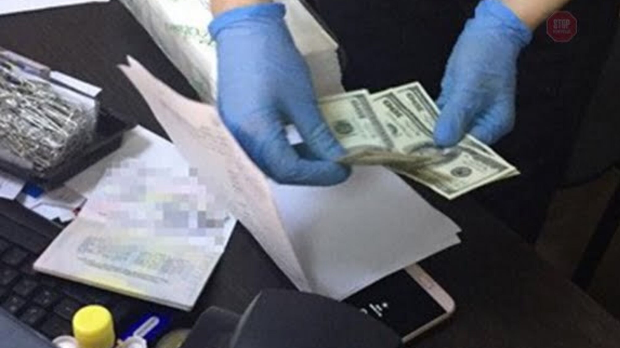 Посадовця Центральної міграційної служби викрили на хабарі (фото)