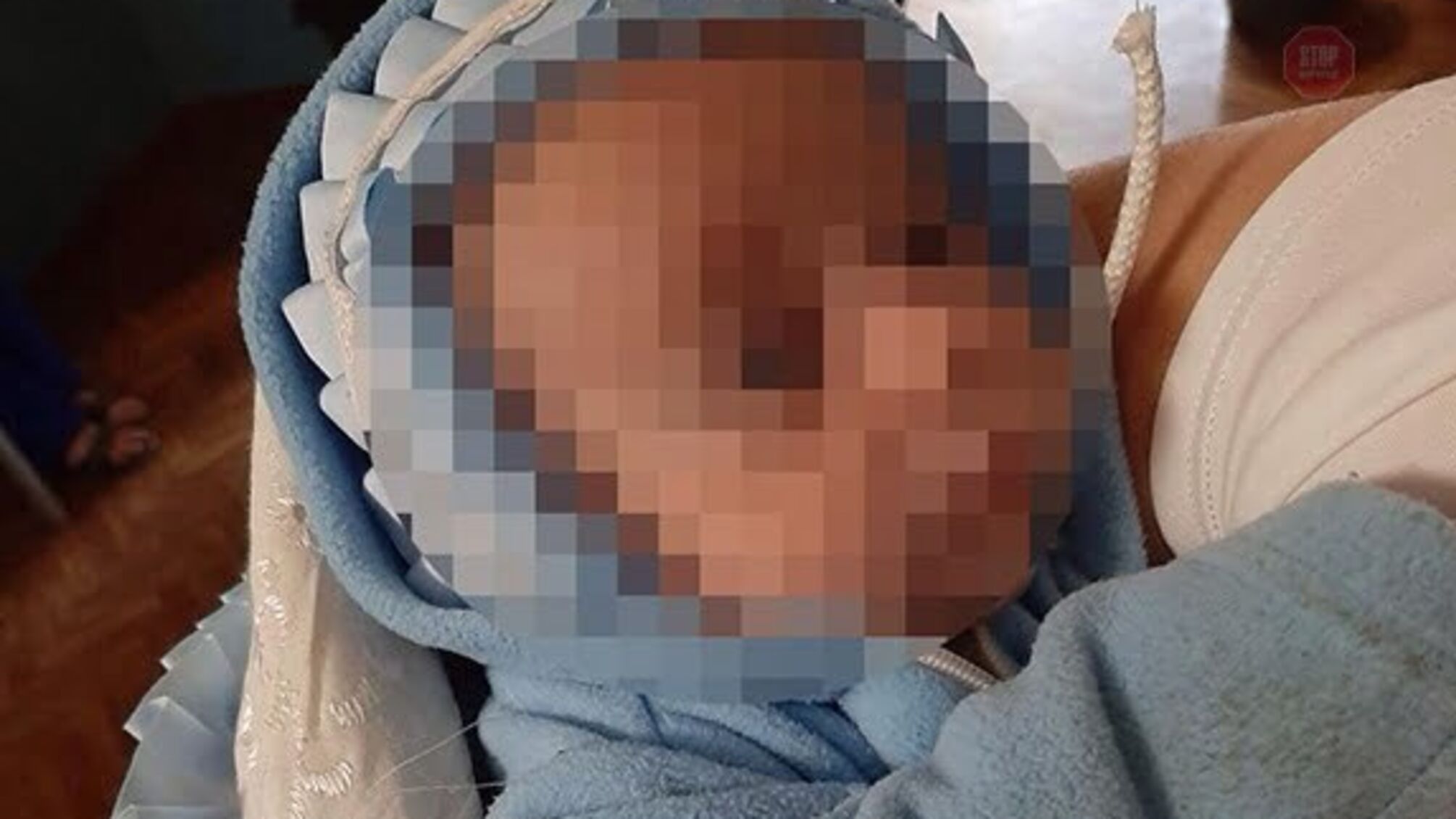 На Дніпропетровщині під лікарнею знайшли немовля з обручками (фото)