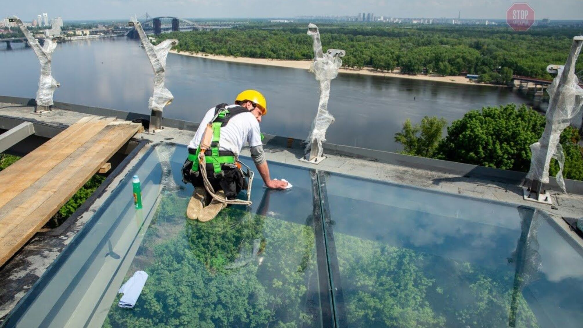 'Золоті' мости Києва: пішохідні мостопереходи столиці продовжують руйнуватись попри мільйони з бюджету