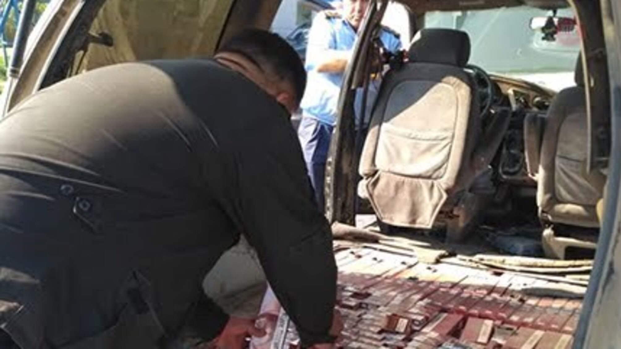 Одеські митники виявили понад 2000 пачок сигарет в підлозі автомобіля (фото)