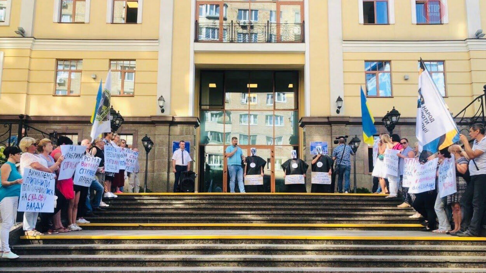 'Ні політичному тиску на суддів!', – під ВРП зібралась акція протесту