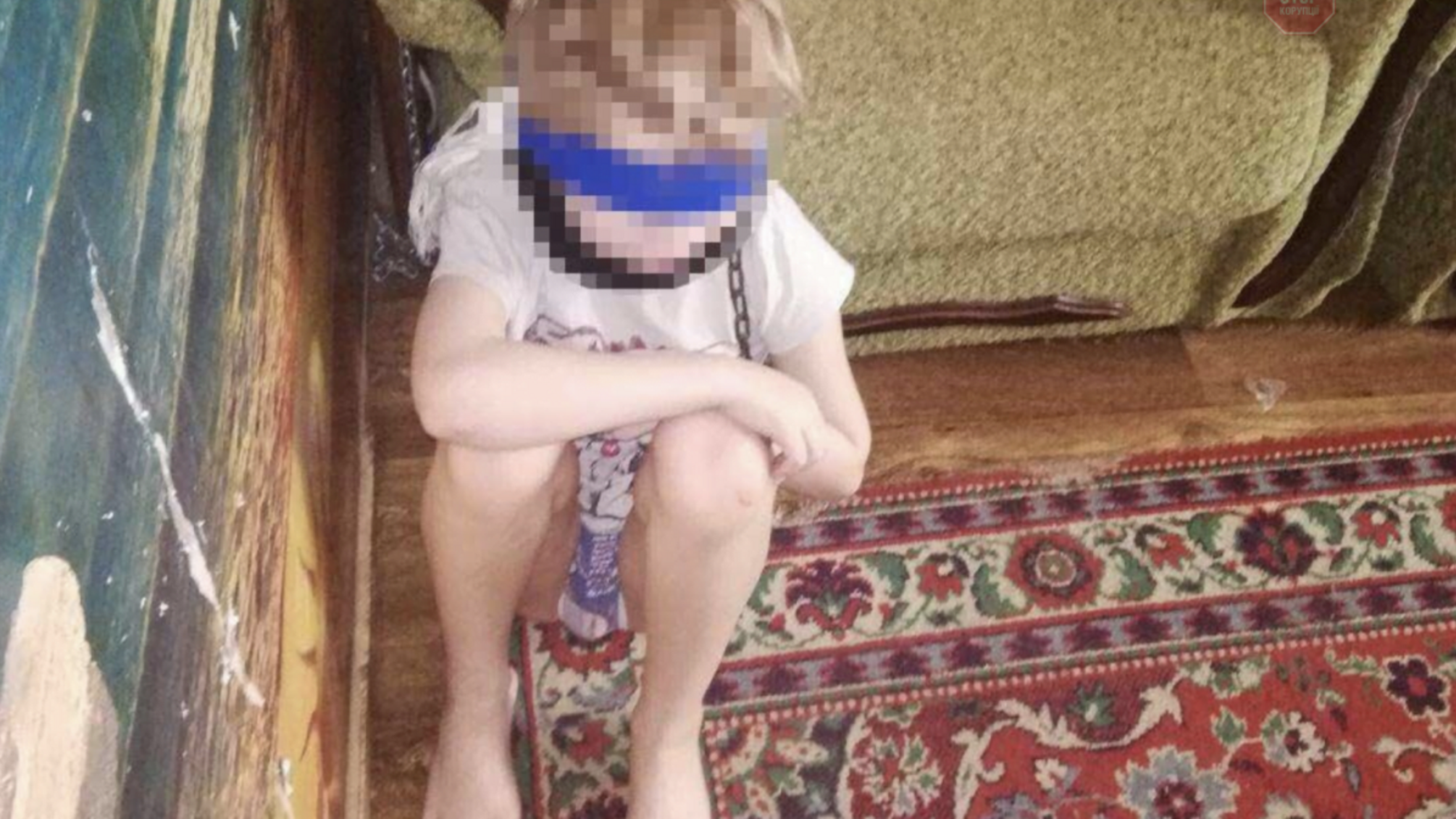 Ланцюг на шию та скотч на очі – у Дніпрі жінка знущалась над 8-річним хлопчиком (фото)