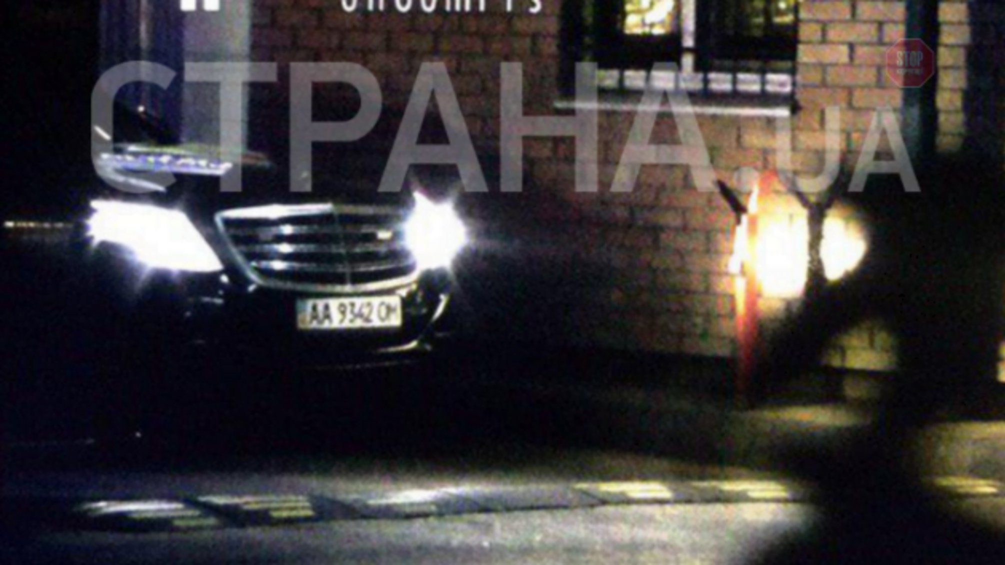 Журналісти “впіймали” вночі в аеропорту Порошенка, який повернувся з відпочинку (фото, відео)