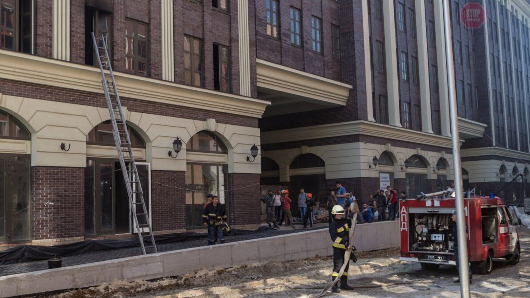 У Дніпрі загорівся бізнес-центр (ФОТО, ВІДЕО)