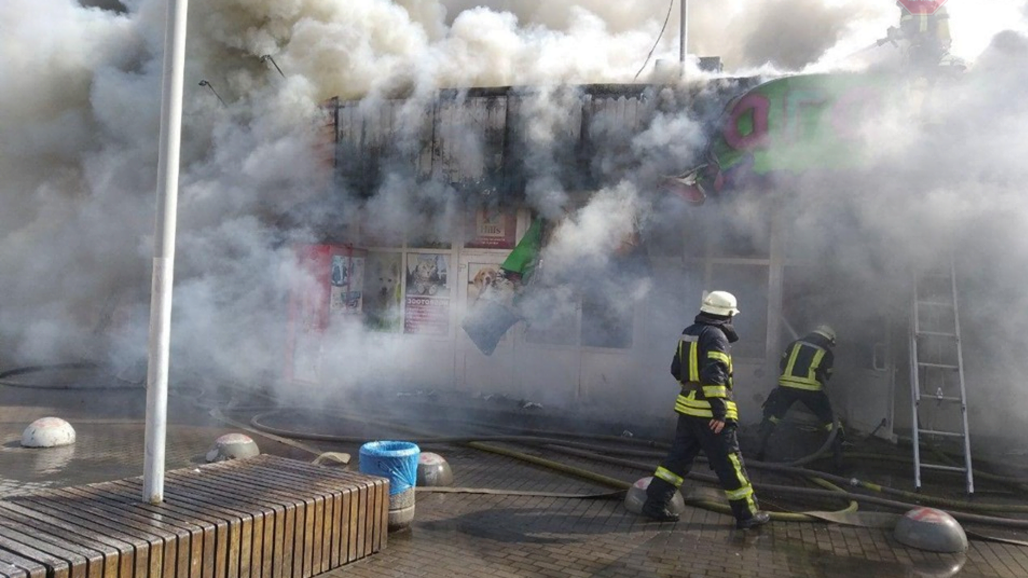 У столиці біля метро “Дарниця” масштабна пожежа (фото, відео)