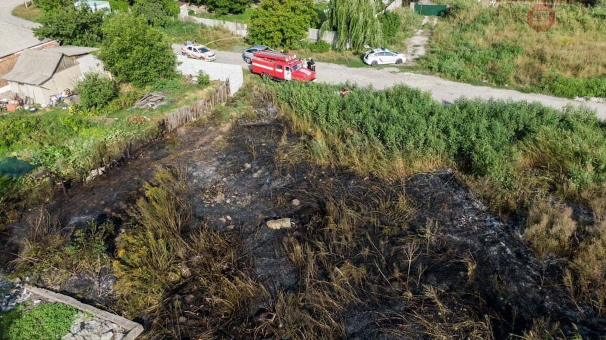 У Дніпрі під час гасіння палаючої трави рятувальники знайшли труп (фото)