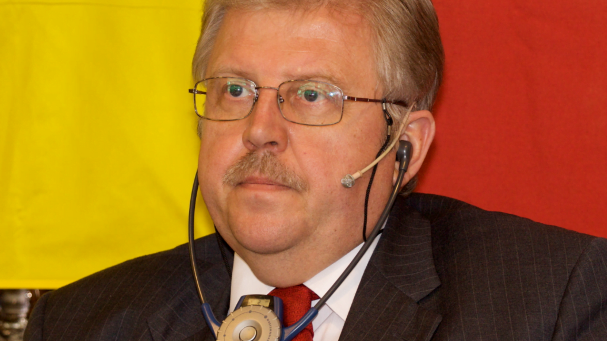 Ексзаступник міністра МЗС Хандогій намагається віджати 30 млн. доларів у
АТ“ РВС БАНК ” – подробиці
