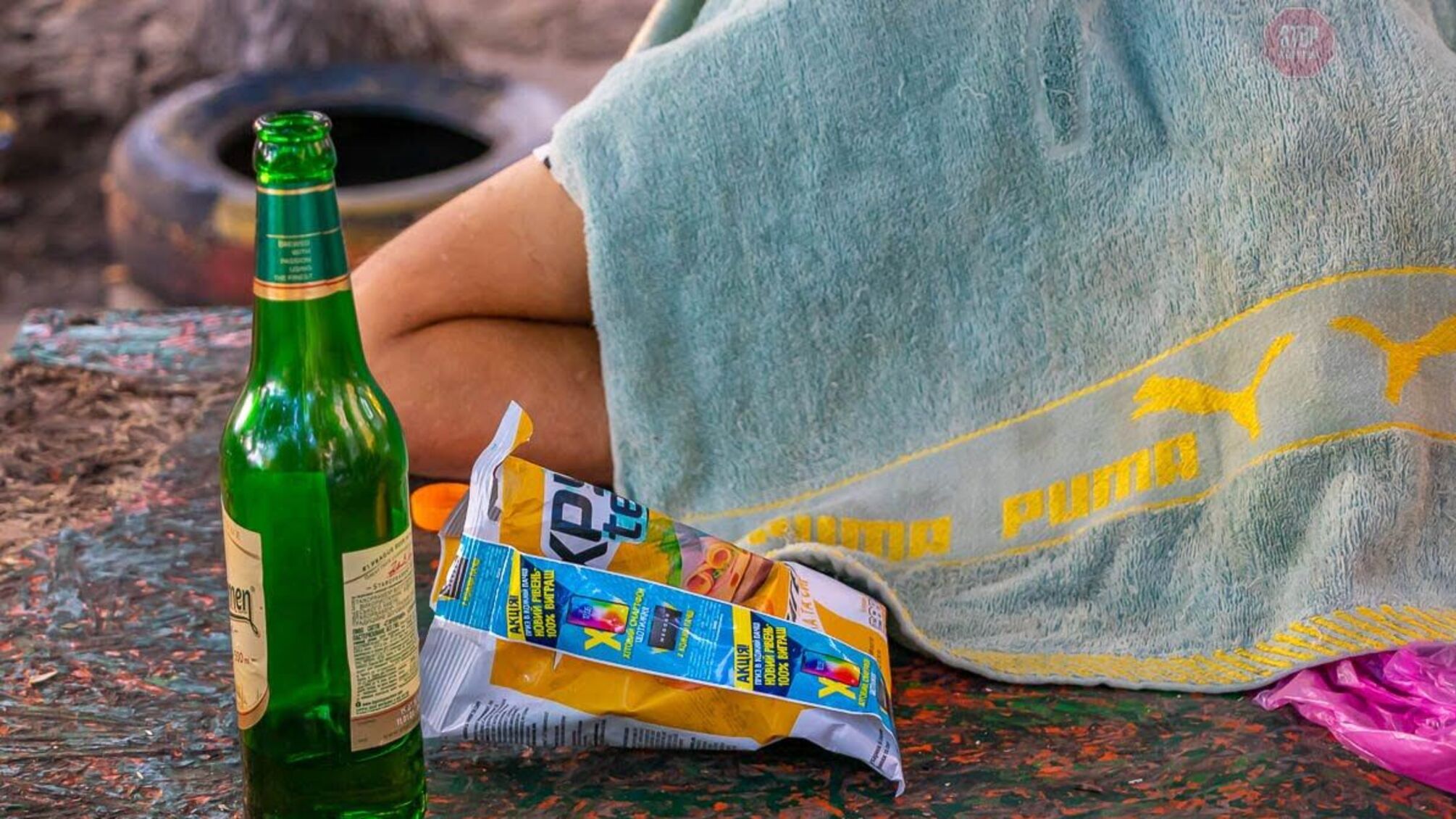 Сидів на дитячому майданчику: двірник знайшла на своїй території мертвого зеленого чоловіка (фото)