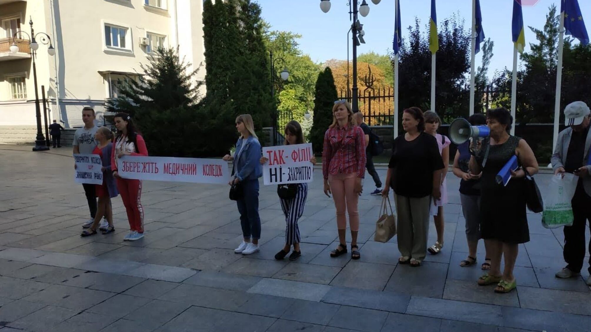 Операція 'Ліквідація': на Вінниччині закривають медколедж, студенти й викладачі мітингують під Офісом Президента