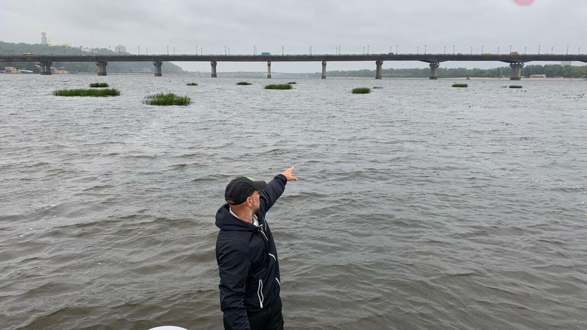 Не реве, а стогне: Дніпро у критичному стані через піщаних браконьєрів (фото, відео)