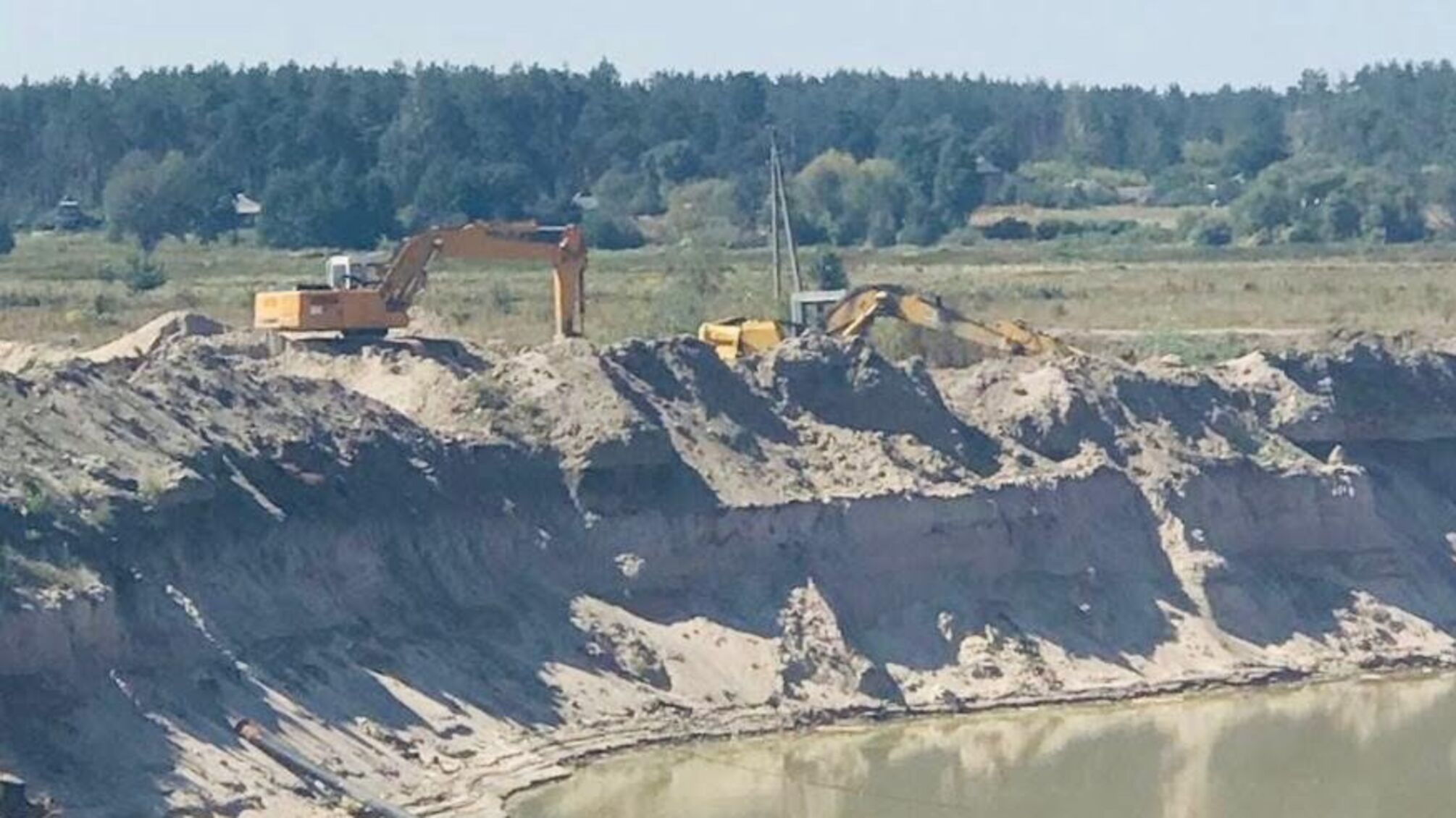Переплутали пісок з гранітом? Під Києвом викрили незаконну точку видобутку надр