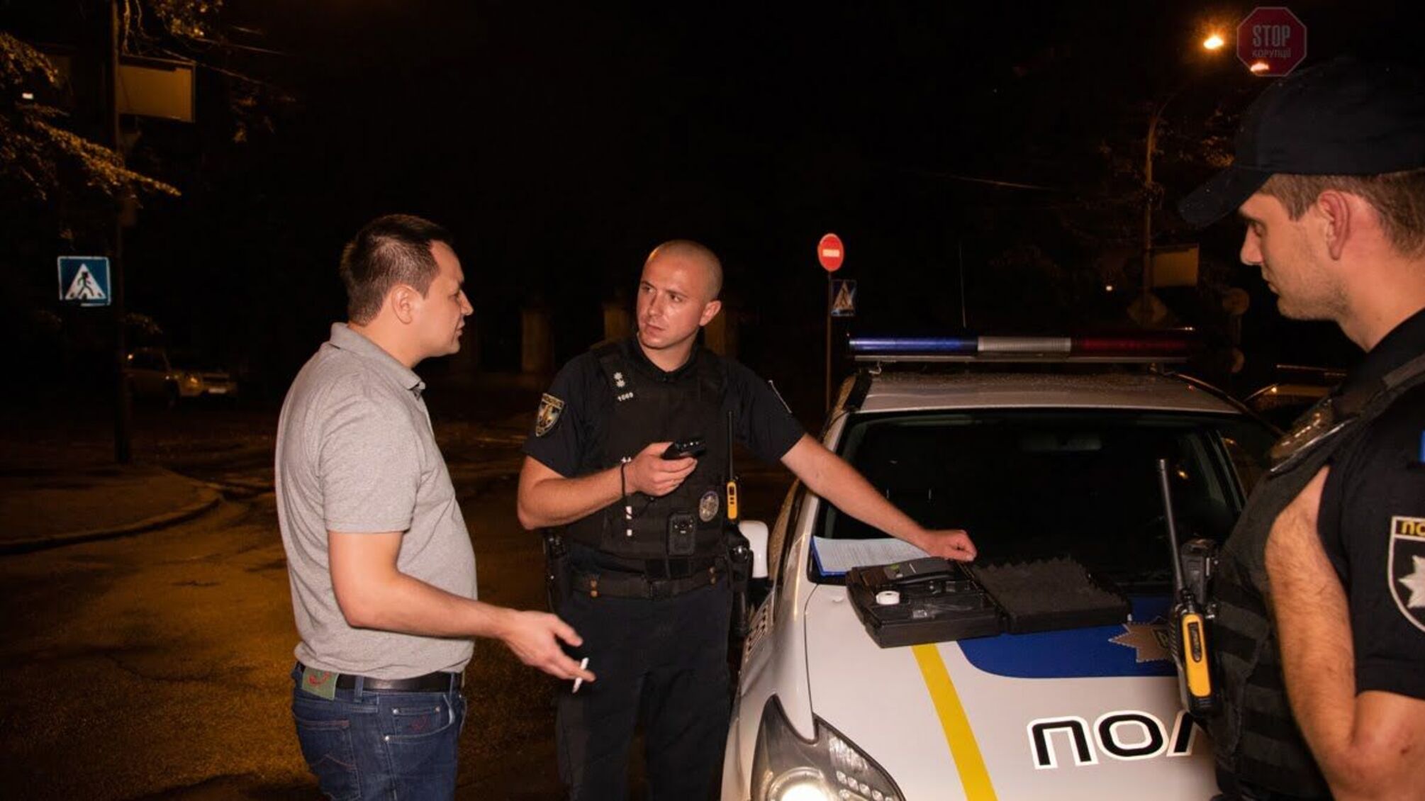 Зеленський перетворився на каральника: у центрі Києва порушники залякали поліцейських Президентом України (фото, відео)