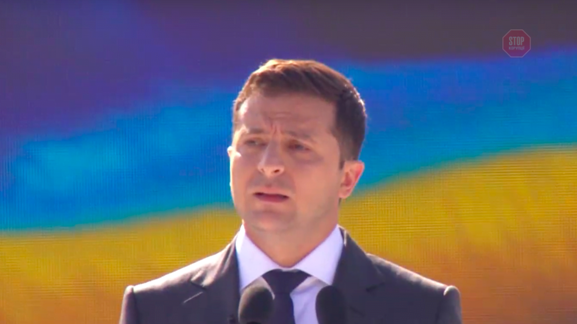 Президент Зеленський заплакав під час урочистостей до Дня Незалежності (відео)