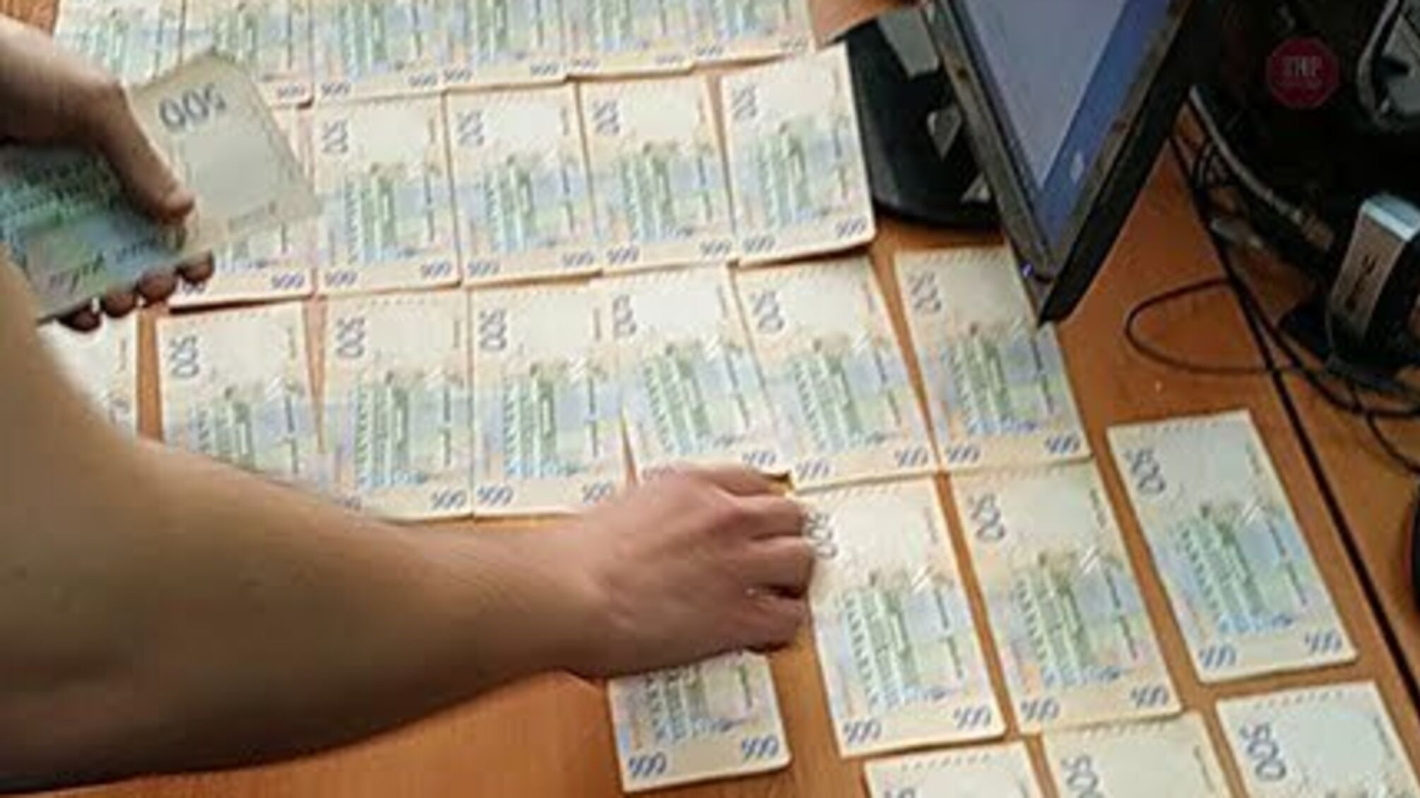 У Києві слідчий поліції погорів на доларовому хабарі (фото)