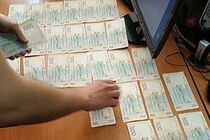 У Києві слідчий поліції погорів на доларовому хабарі (фото)