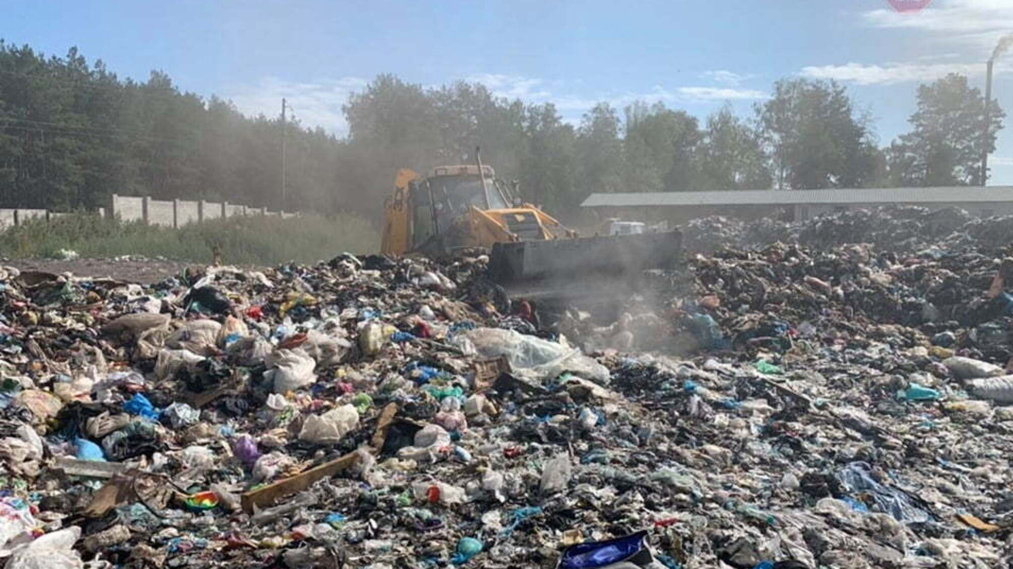 Перетворити селище на смітник: у Баришівку під Києвом незаконного звозять відходи