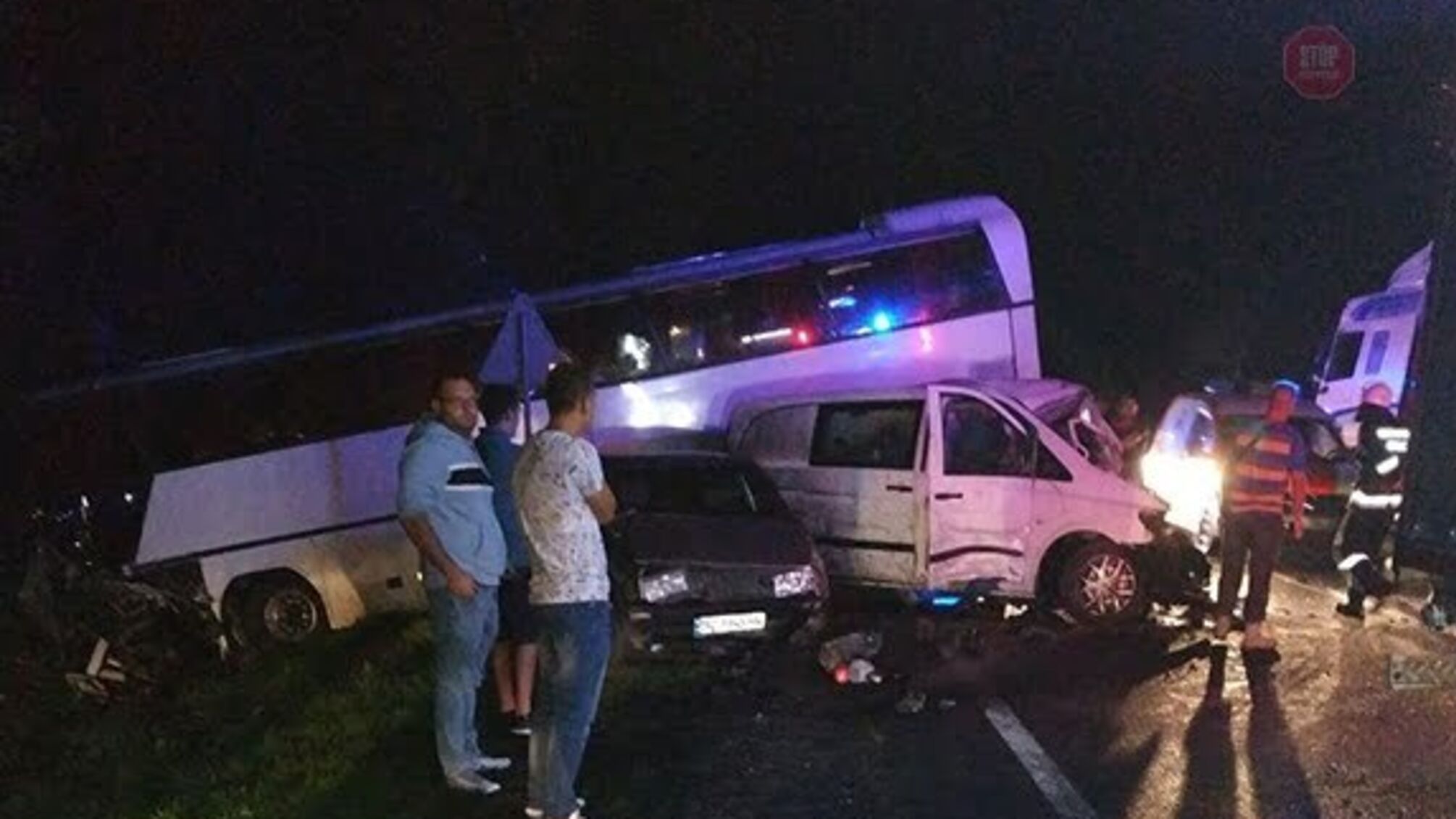 На Львівщині автобус з дітьми потрапив у ДТП, є жертви (фото)