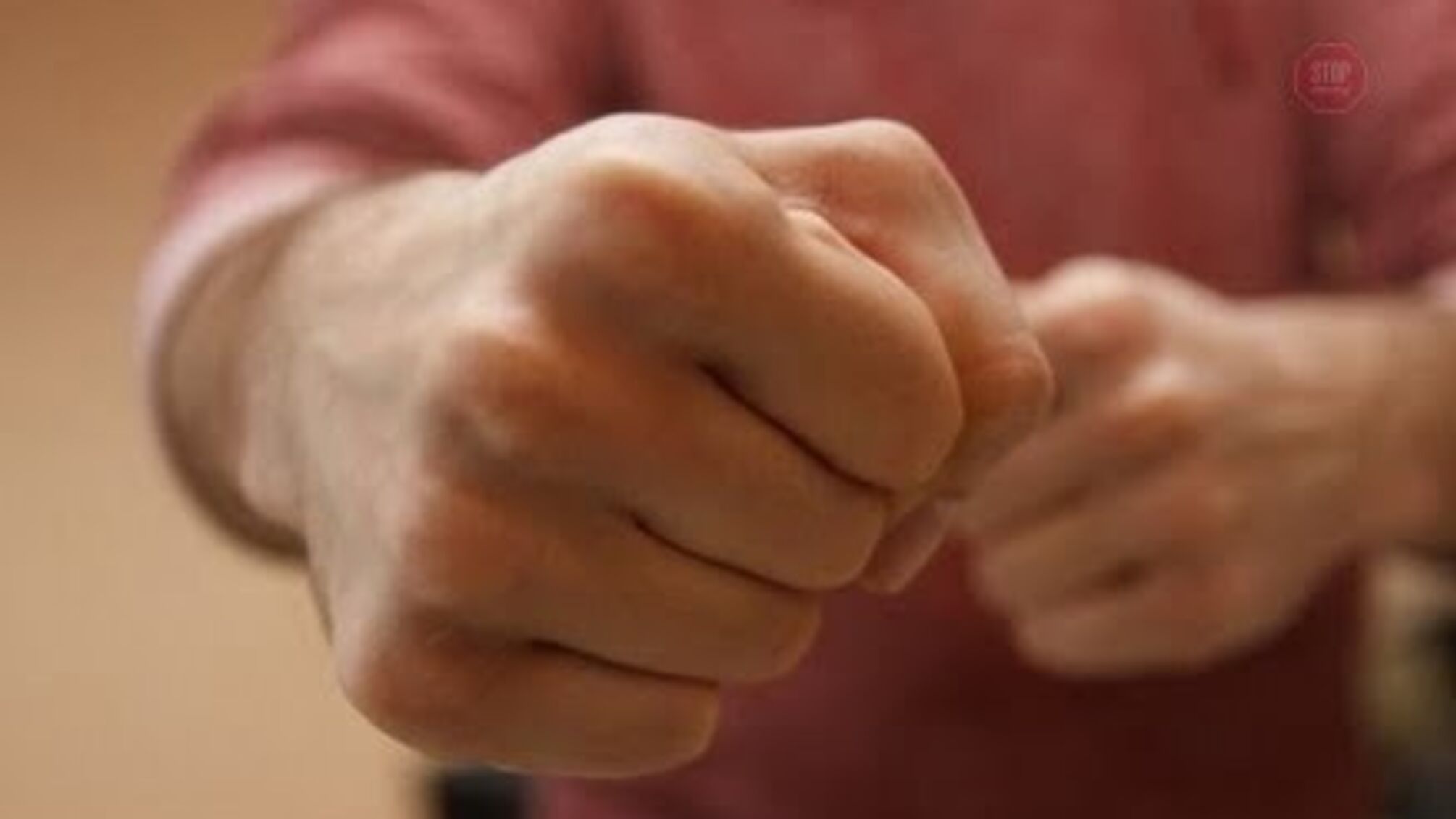 На Донбасі група підлітків жорстоко побила пенсіонера (відео 18+)