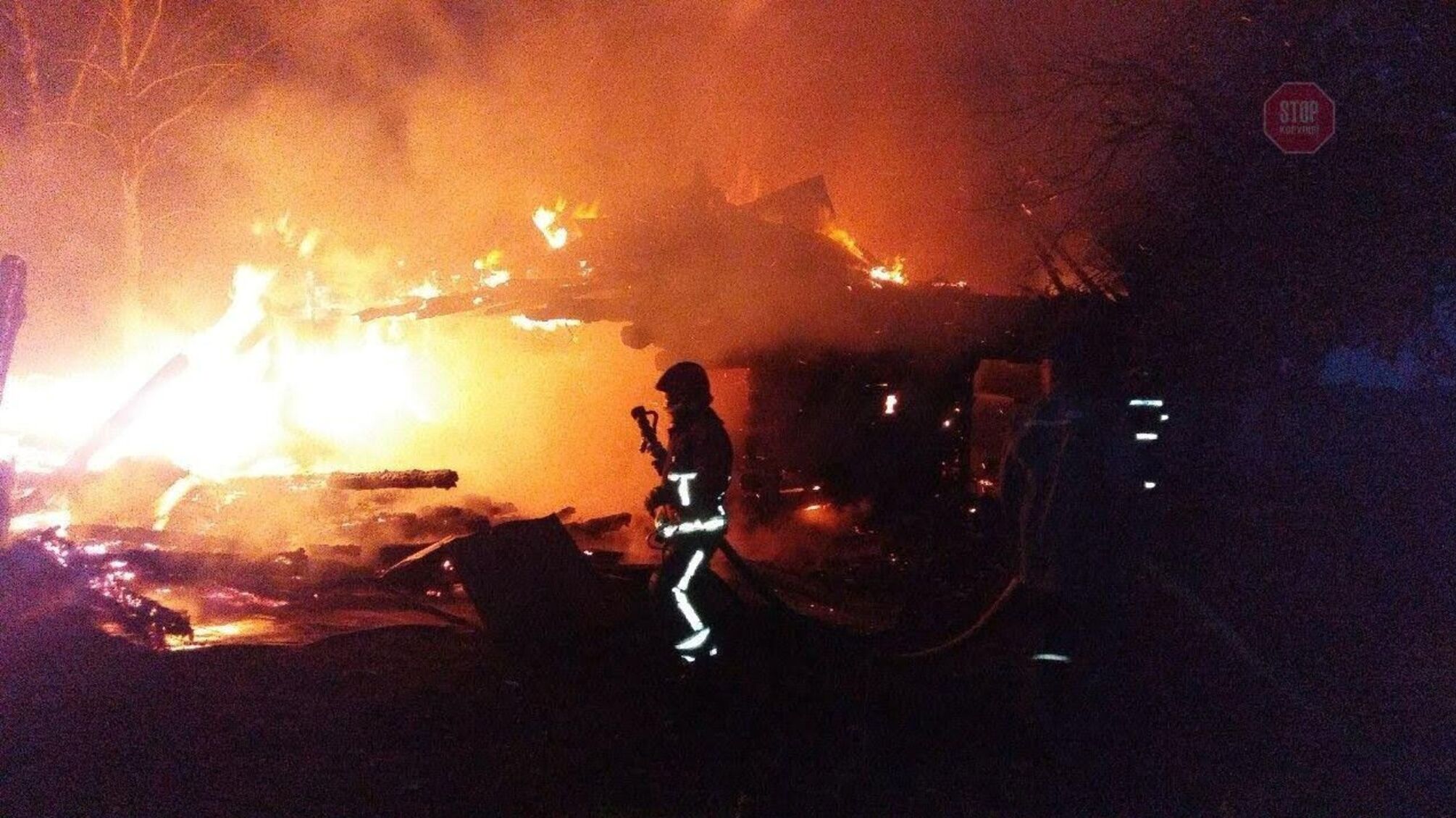 На Рівненщині блискавка стала причиною масштабної пожежі (фото, відео)